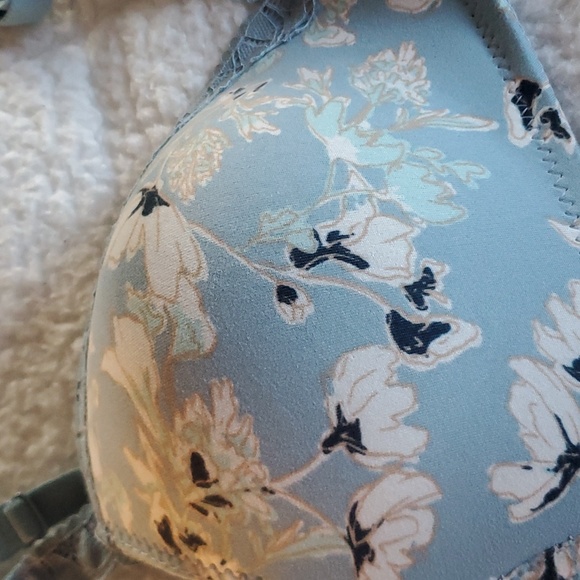 DONATING SOON NWT Wire-free bra- 34C - Picture 5 of 8